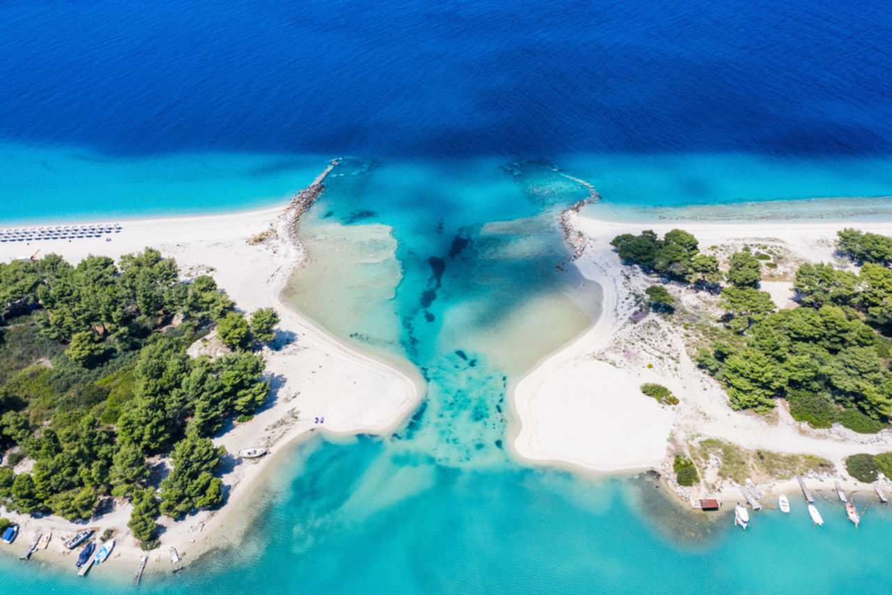 Türkisblaues Wasser am weißen Sandstrand von Kassandra in Chalkidiki, Griechenland